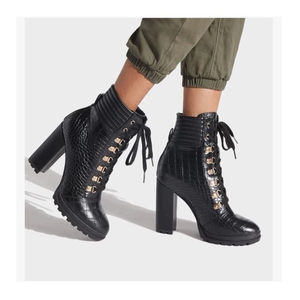 Shoedazzle Shoe Dazzle Black Snake-Pattern Lace-Up Boots size 10